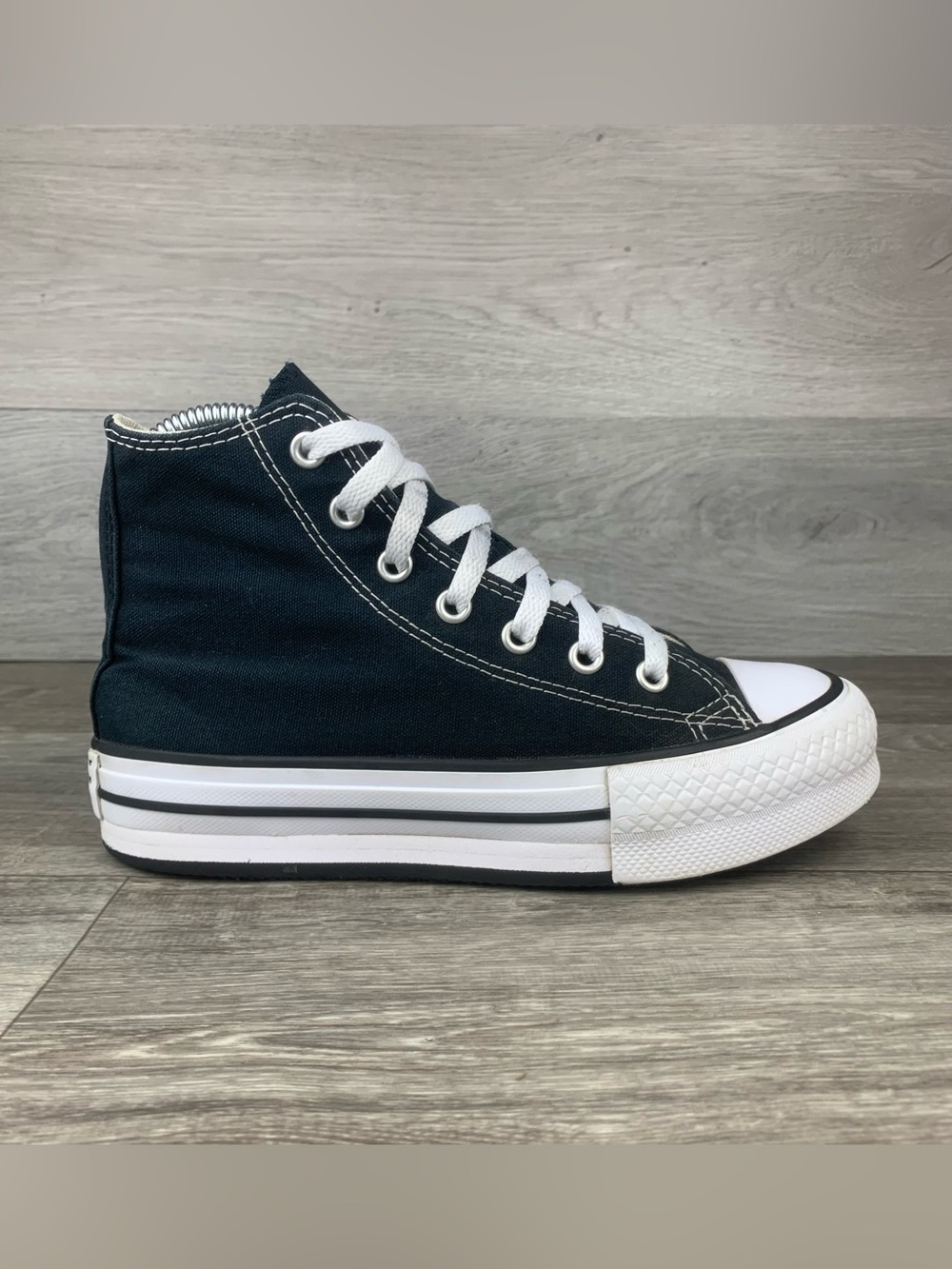 Kids/Girls Youth Canvas Converse Chuck Taylor Platform sneakers size 2